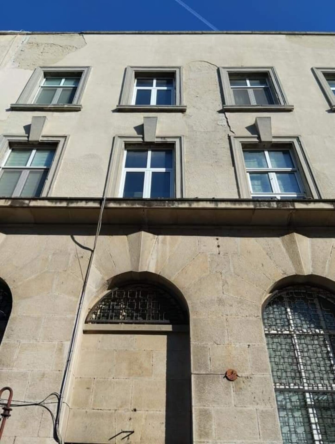 Част от фасадата на сградата на Централна поща във Варна се руши