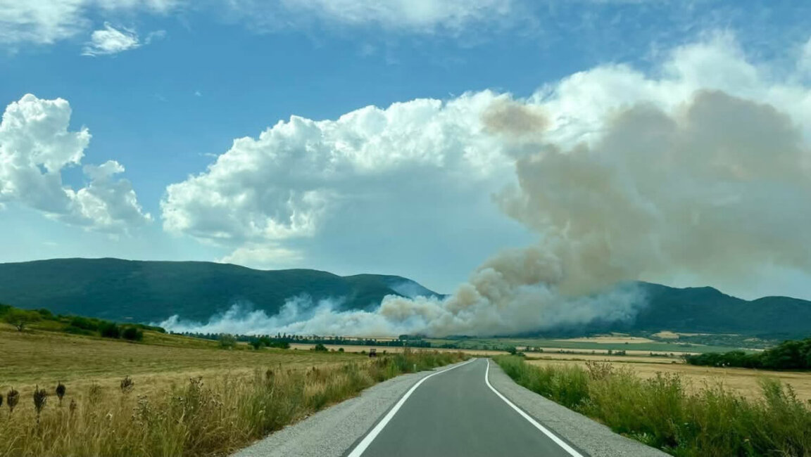 Голям пожар е избухнал в района на три села в Трънско