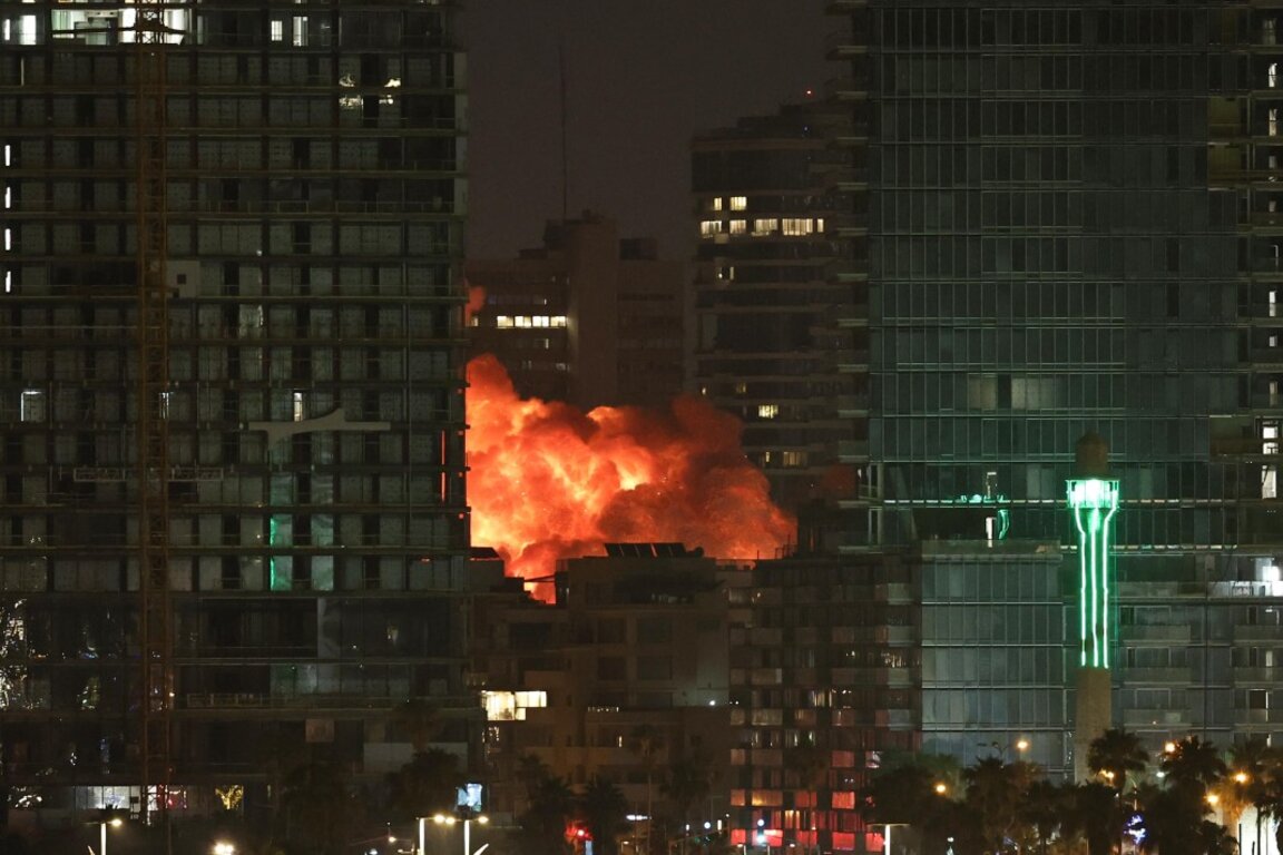 Експлозия избухва от ракета, изстреляна от Иран в Тел Авив, Израел, 16 юни 2025 г.