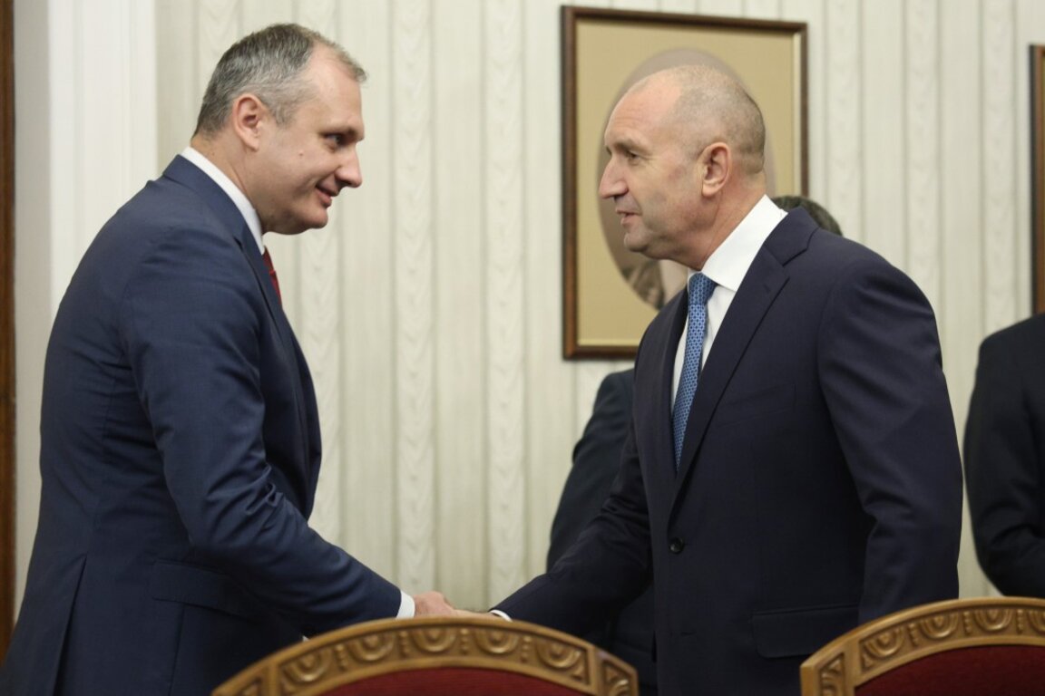 Министърът на електронтото управление Валентин Мундров (вляво),  се ръкува с президента Румен Радев преди срещата за подготовката на предстоящите избори в президентството -  9 октомври 2024 г.