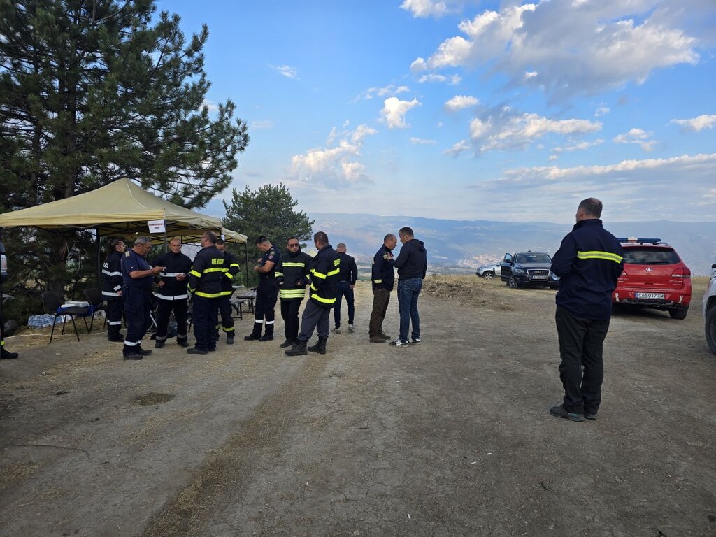 Над 150 огнеборци ръчно гасят вътрешни огнища на пожара в Пирин
