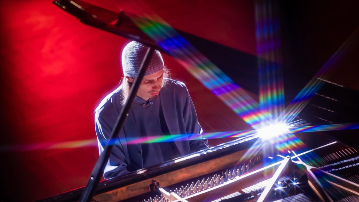 Музиката като молитва и утеха: Монах Авел с концерт в Града под тепетата