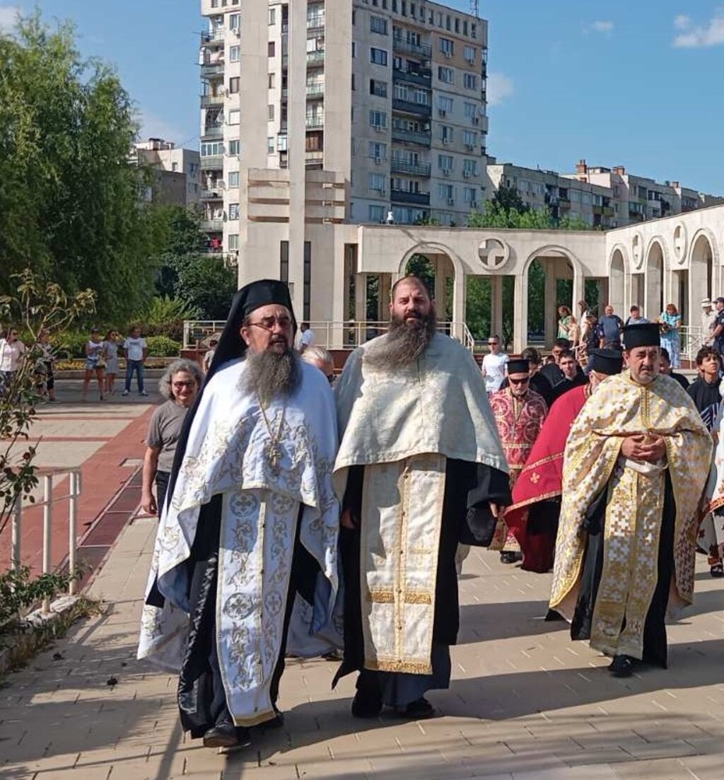 Отец Евгени (в средата).
