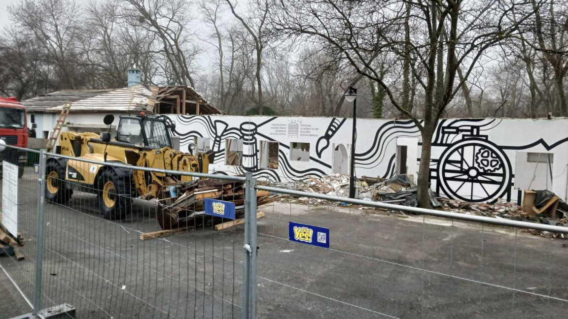 Започна реконструкцията на Графичната база и превръщането ѝ в Културен център
