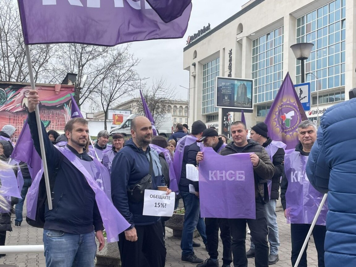 Служители в "Метрополитен" протестираха, затвориха за час един от входовете на метростанция "Сердика"