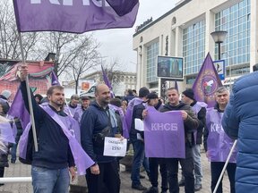 Служители в "Метрополитен" протестираха, затвориха за час един от входовете на метростанция "Сердика"