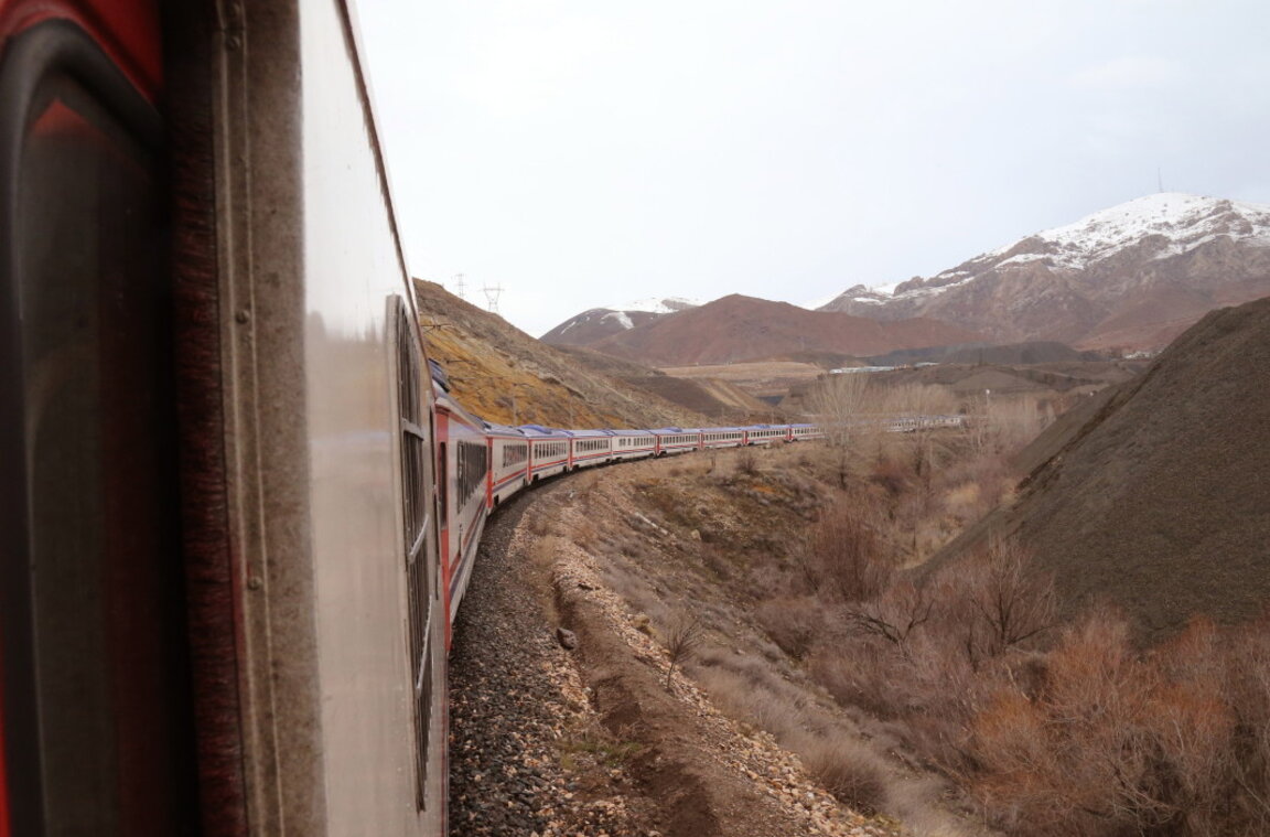 Бетоновоз се е сблъскал с влака Истанбул-София, един човек е пострадал