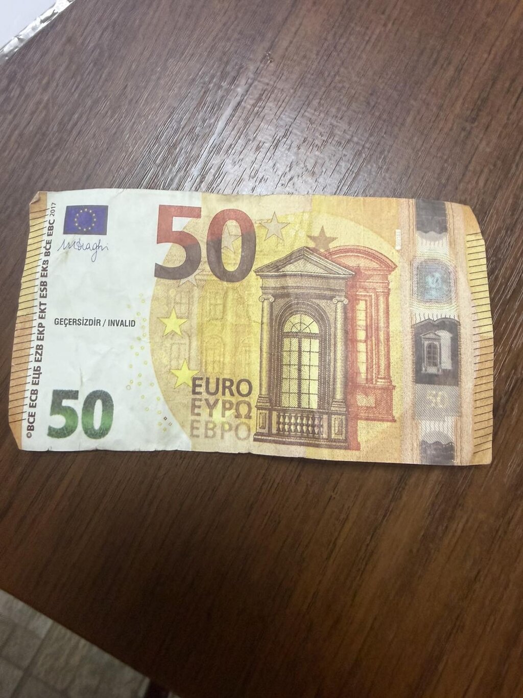 Мъж пласира фалшиви евро в игрална зала