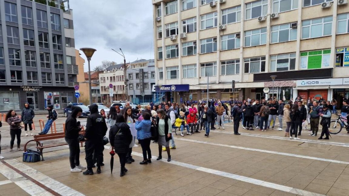 В Пернике прошла акция протеста за справедливые приговоры против жестокого обращения с животными