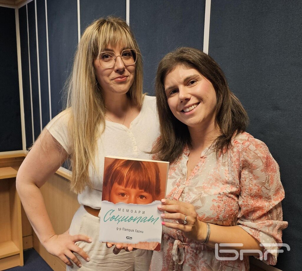 Борислава Станкова и Десислава Петкова от литературната онлайн общност "The Femme Tales" са сред читателите, впечатление от искреността на Гагни в книгата "Социопат"
