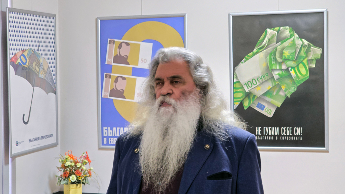 Kunststudenten interpretieren Einführung des Euro auf Plakaten