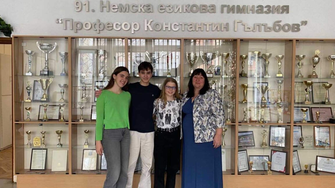 Рая Такорова, Владимир Пасев, Деница Митова от 10Е клас на Немския отдел и Нели Георгиева - директор на 91 НЕГ "Проф. К. Гълъбов"