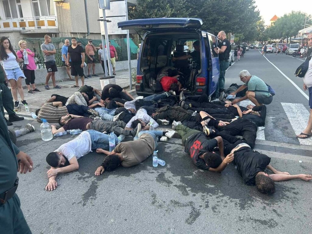 Бус с 24 нелегални мигранти е задържан край Лозенец