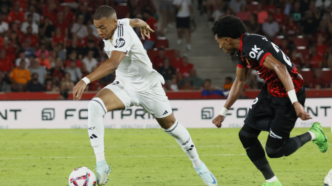 Килиан Мбапе (вляво) лекува травма м бедрото.