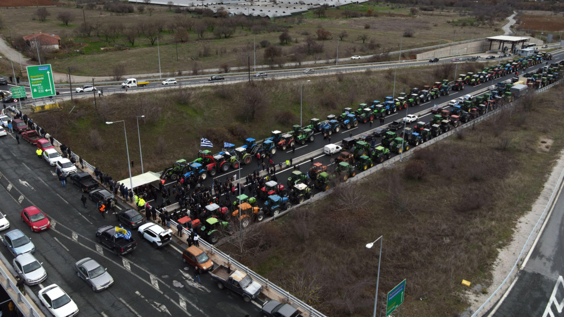 Протестиращи фермери с тракторите си са блокирали кръстовище на магистрала Егнатия в Козани, Северна Гърция, 6 декември 2025 г.