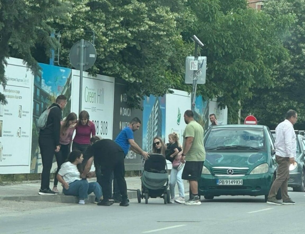 Блъсната майка с дете на пешеходна пътека е в болница