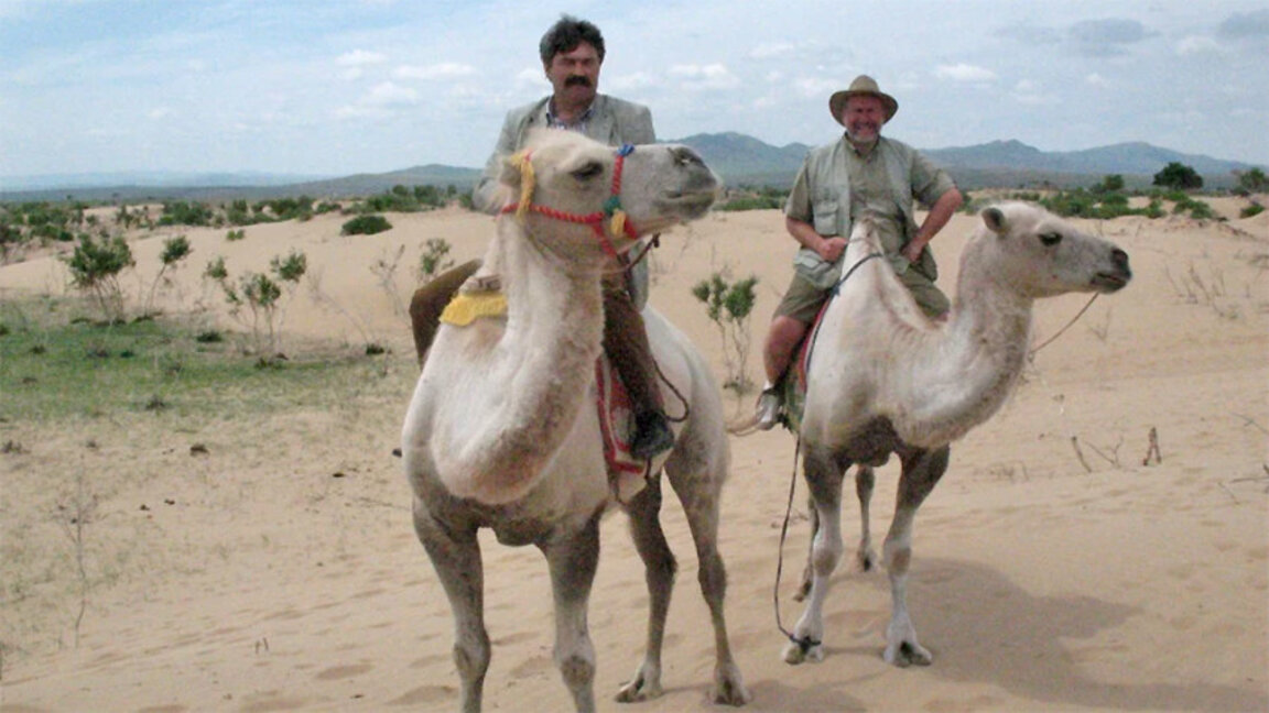 Prof. Nikolaj Owtscharow und Mladen Stanew in der Wüste Gobi in der Mongolei