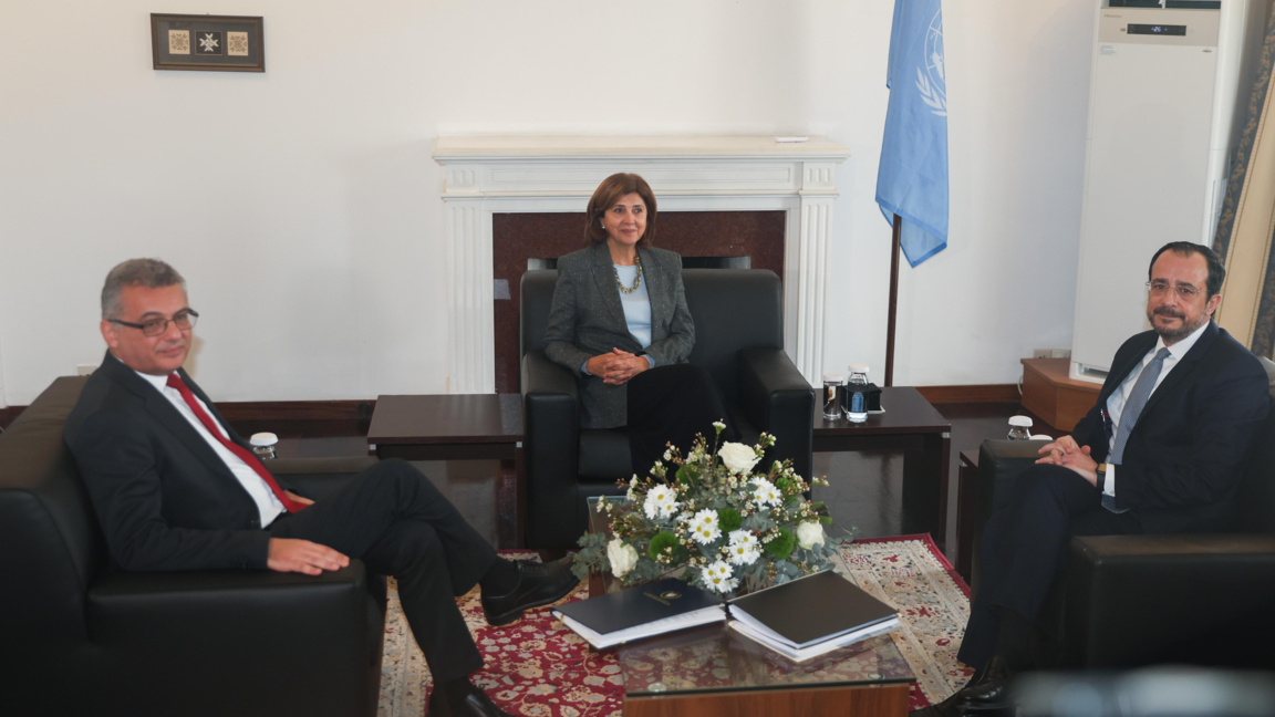 Туфан Ерхюрман (л.) и Никос Христодулидис (д.) по време на срещата с пратеника на ООН Мария Анхела Олгин