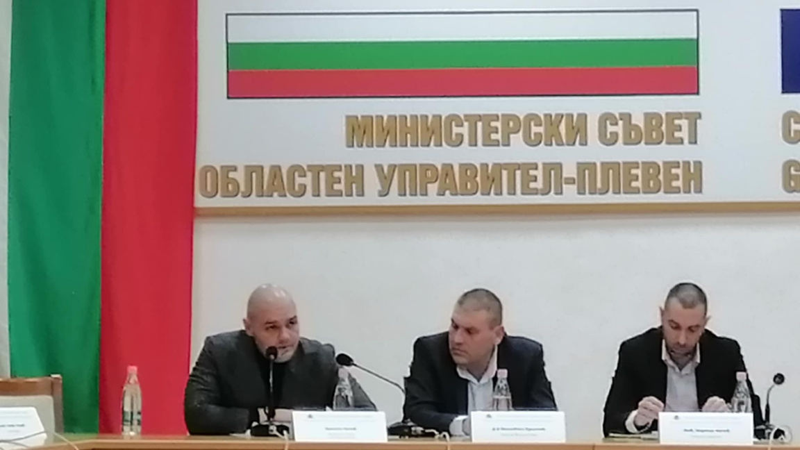 От дясно на ляво Мартин Мачев-областен управител, д-р Валентин Христов-кмет на Плевен и Христо Кочев, заместник-кмет .