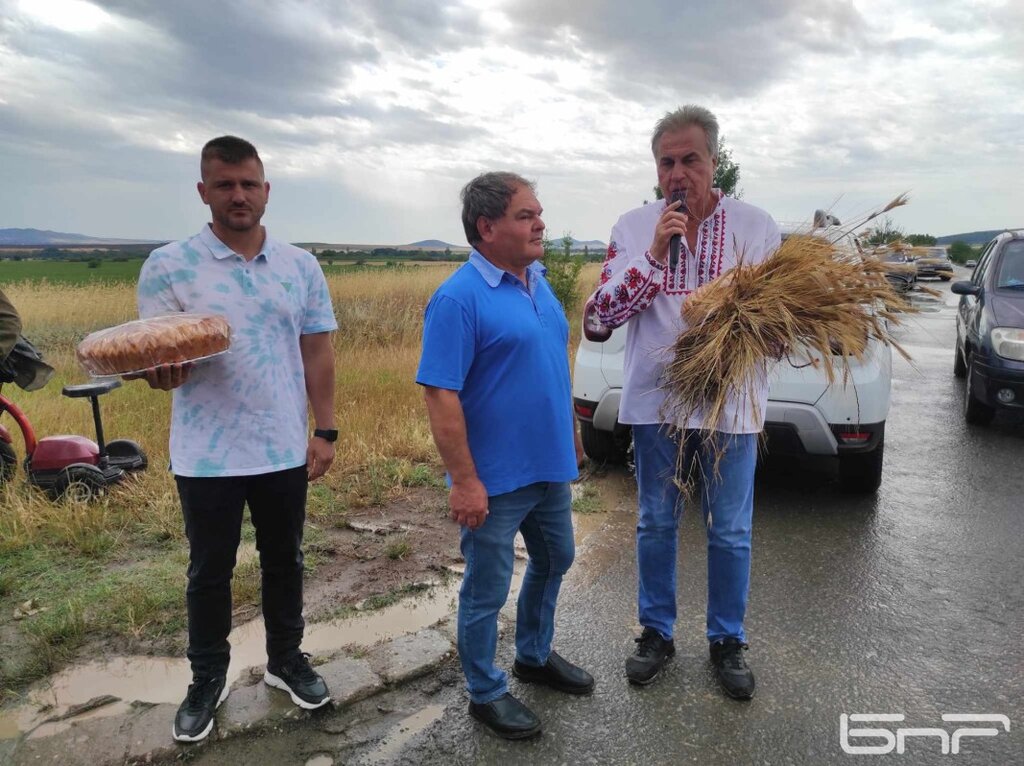С традиционен ритуал и хоро откриха жътвата в Бургаско (СНИМКИ)