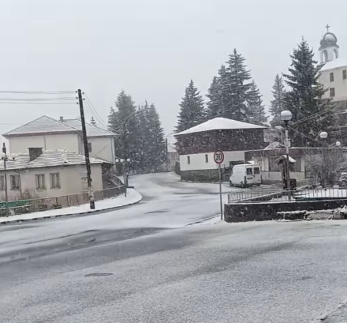 Априлски сняг заваля в село Манастир в Родопите