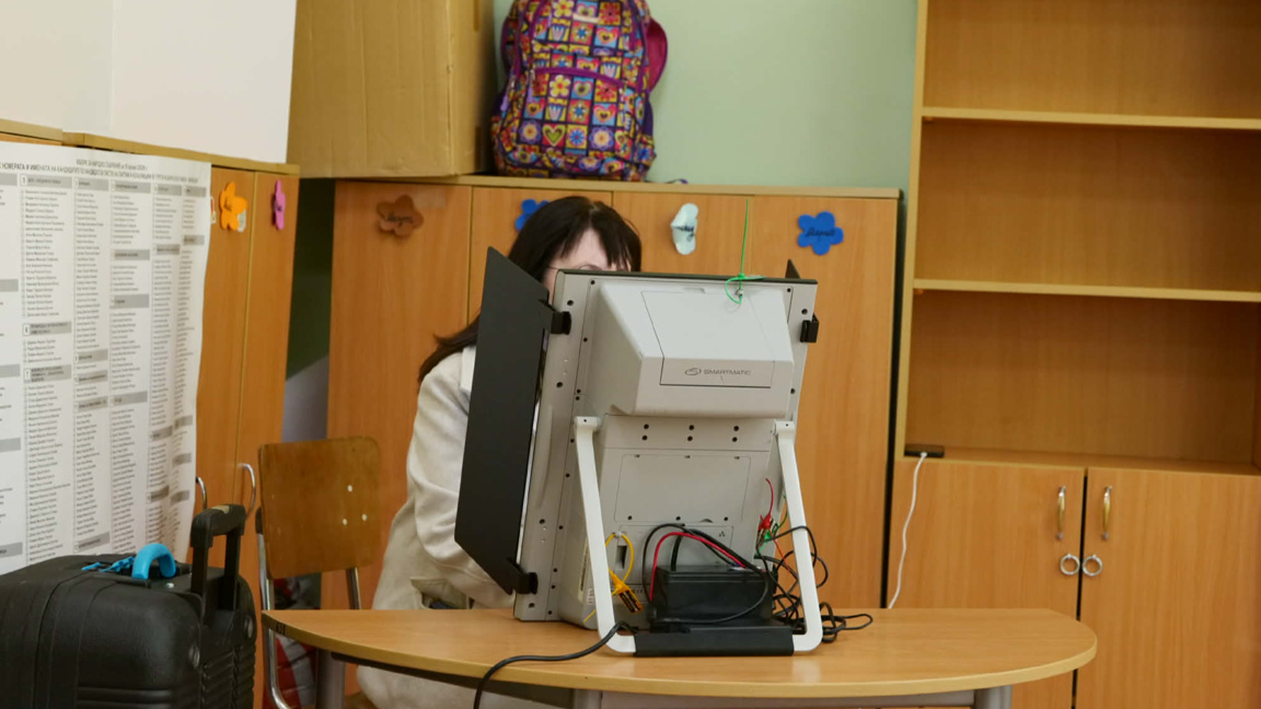 При обработени 100% СИК: Радев печели въ...