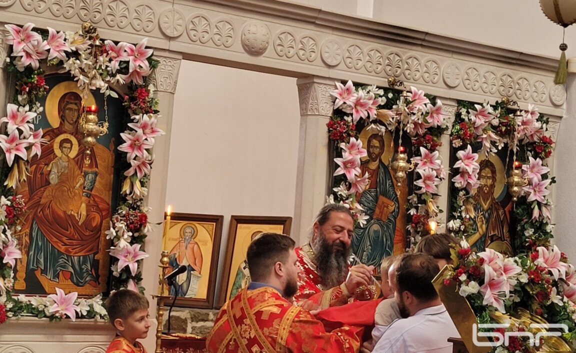 Отец Николай Величков дава причастие