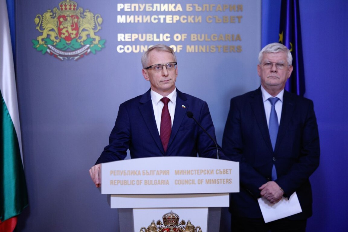 Министър-председателят Николай Денков (вляво) и министърът на земеделието и храните Кирил Вътев - София, 5 февруари 2024