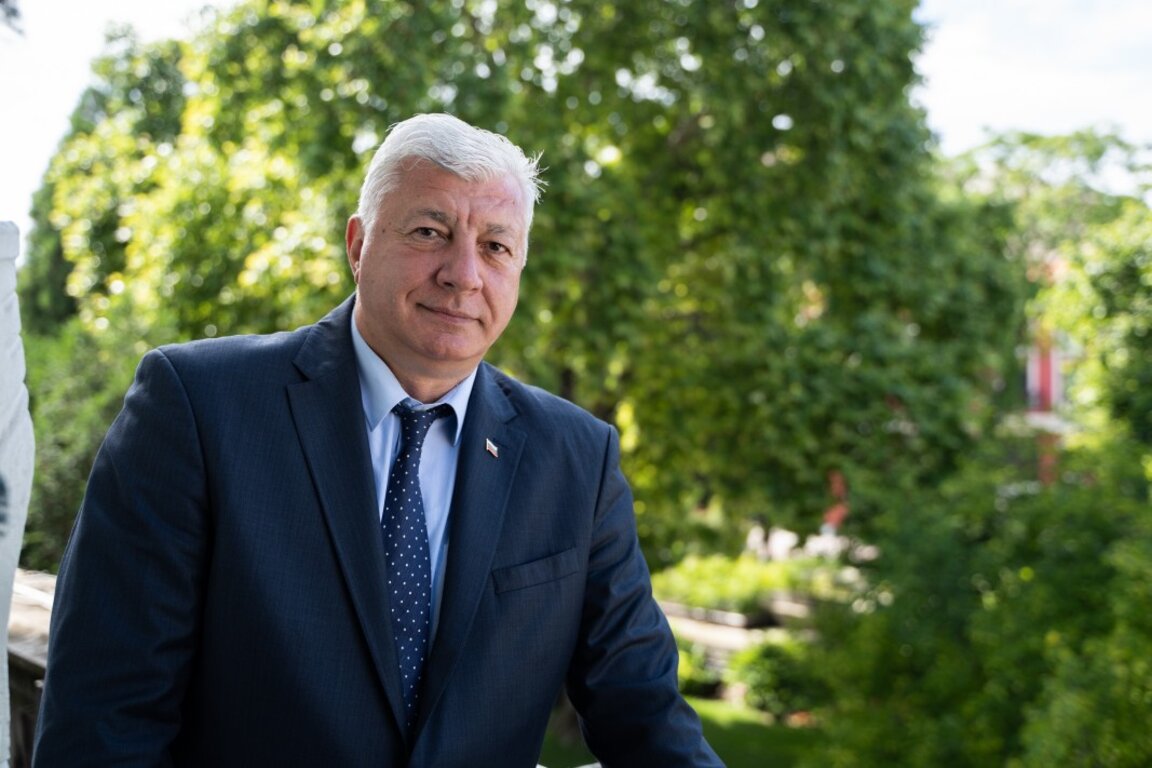 Политиците да вземат пример от волейболистите на България