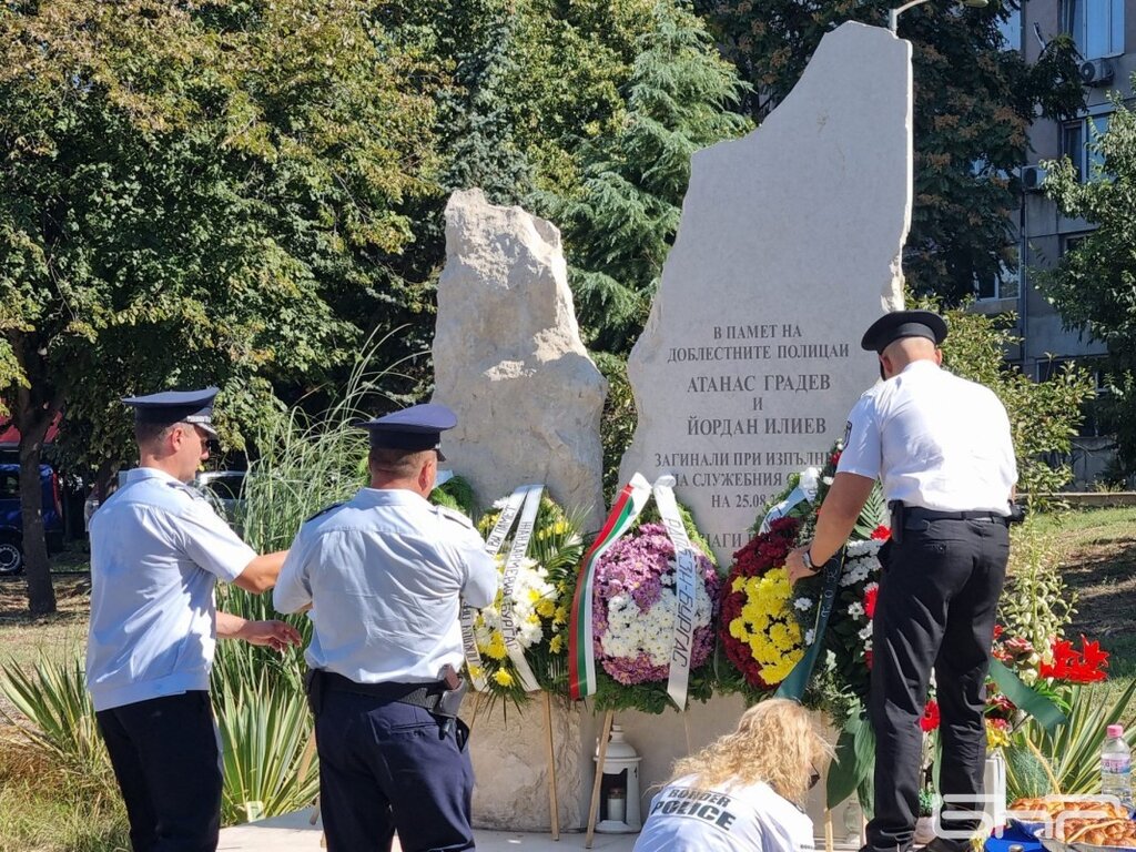 Три години от смъртта на двамата полицаи, опитали да спрат бус с мигранти