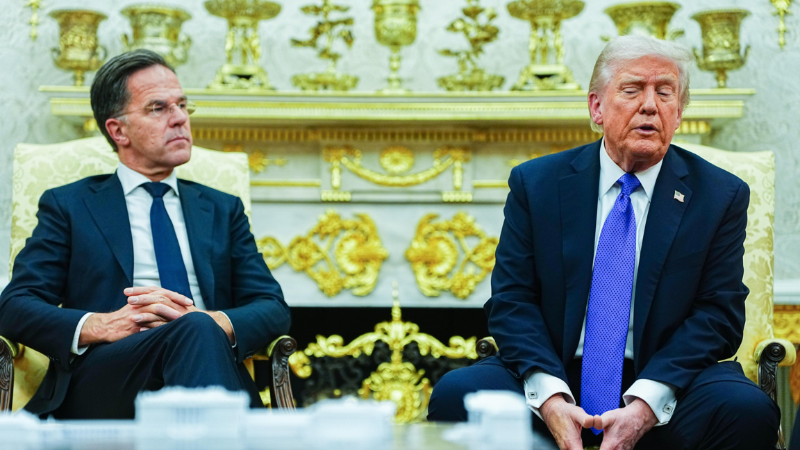 Генералният секретар на НАТО Марк Рюте (вляво) и президентът на САЩ Доналд Тръмп