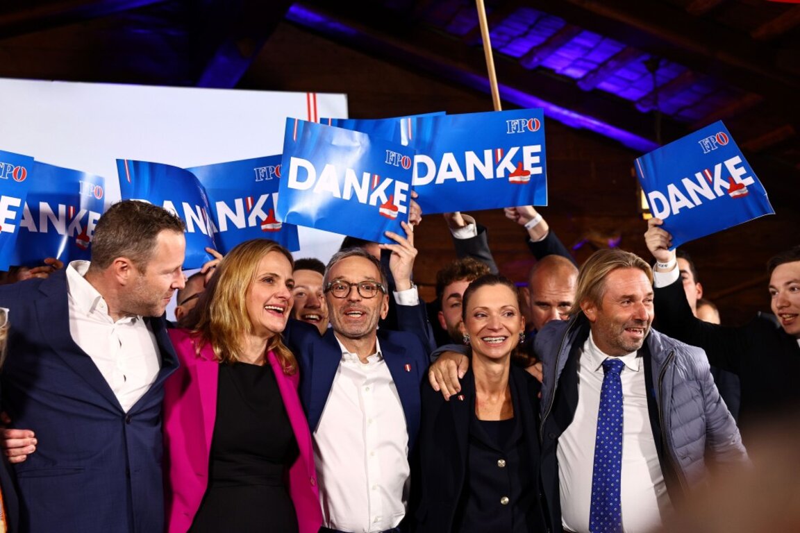 Лидерите на австрийската Партия на свободата (председателят Херберт Кикъл е в средата) празнуват изборната си победа - Виена, 29 септември 2024