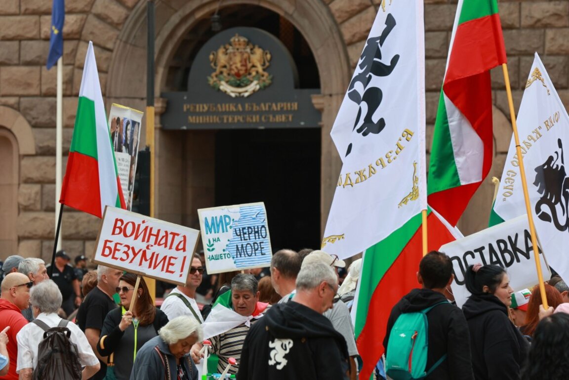 Поддръжници на "Възраждане" на протест: Правителството е против интересите на България
