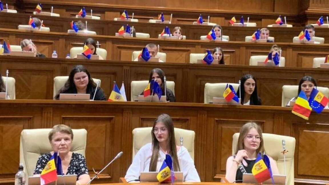 Absolvenții bulgari din Moldova au vizitat Parlamentul și Guvernul de la Chișinău