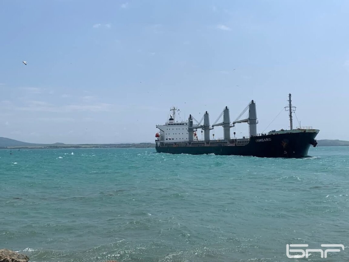 Un buque cargado con fertilizantes agrícolas encalló en el puerto de Burgás