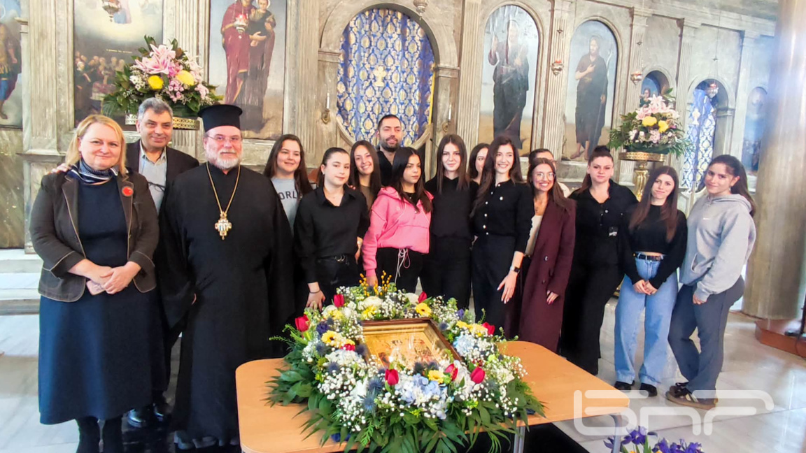 Ученици украсиха с цветя храмовите икони за Цветница в Бургас