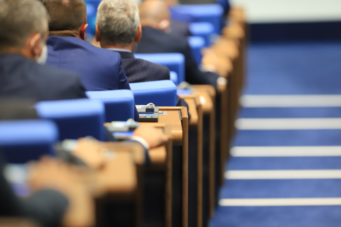 Дискусиите по второто четене на бюджета продължават вече часове наред