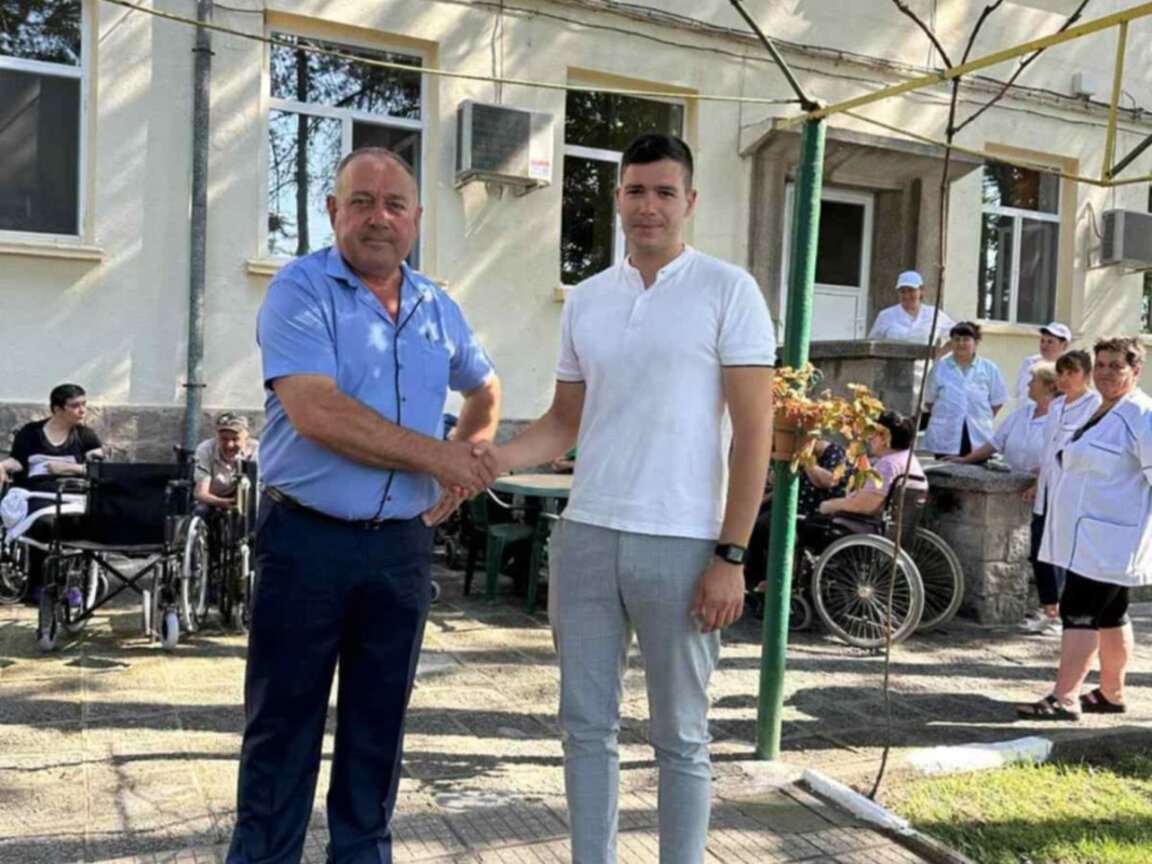 Димитър Иванов и директорът на дома в Езерово Рефик Осман