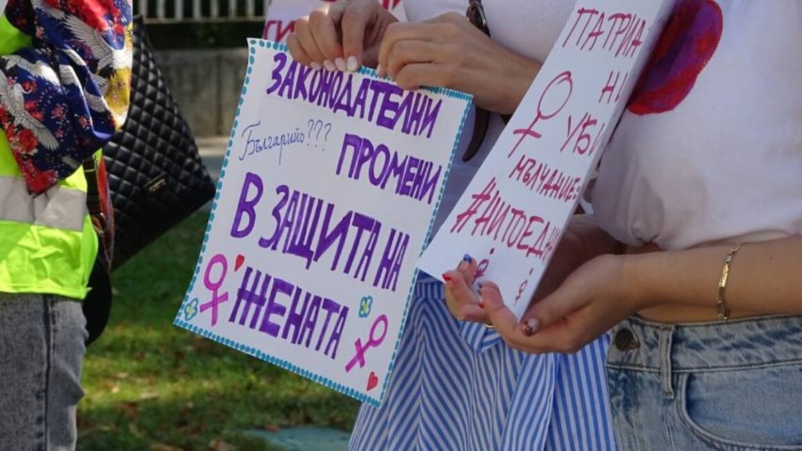 Διαδηλωτές μπροστά στην Βουλή για την Ενδοοικογενειακή βία