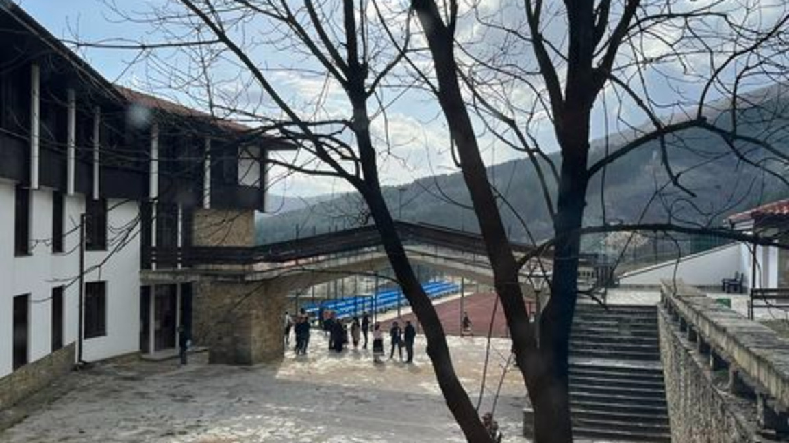 Национално училище по фолклорни изкуства "Филип Кутев" в град Котел