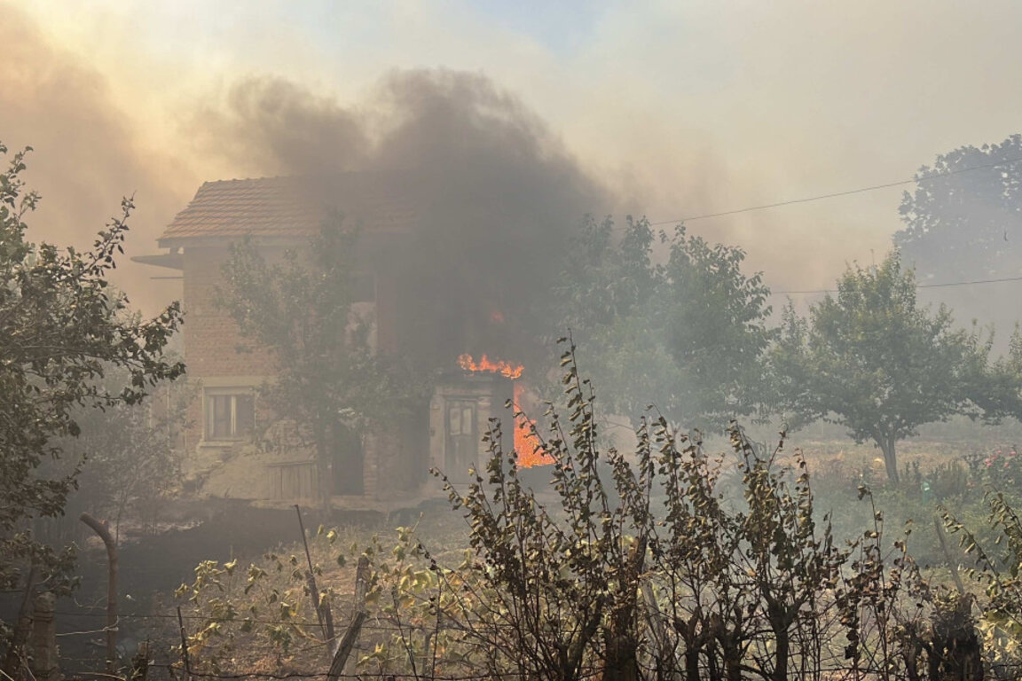 Обстановката в с. Козарево е спокойна след големия пожар вчера