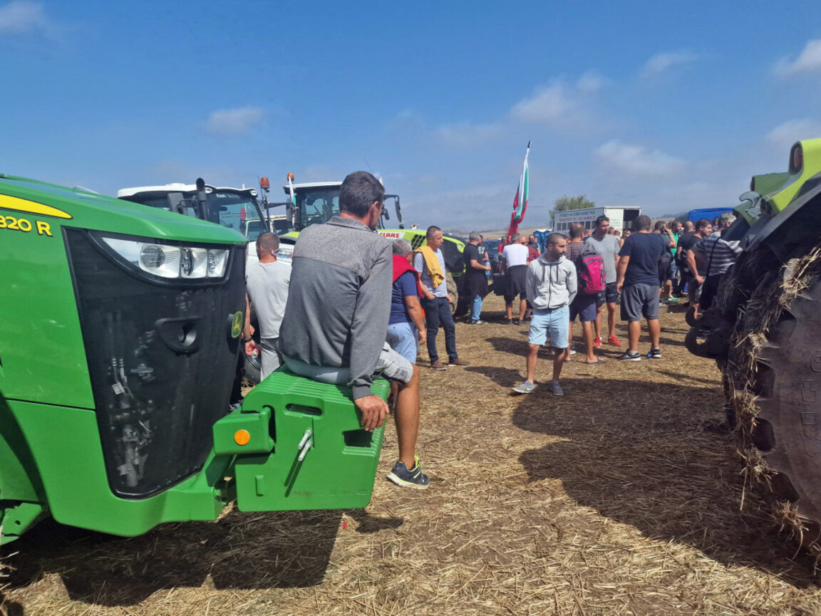 Събралите се край София земеделски производители обявиха край на протеста си