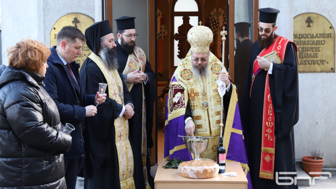 Ceremonia de oración póstuma y bendición por la buena salud, en la capilla de la BNR