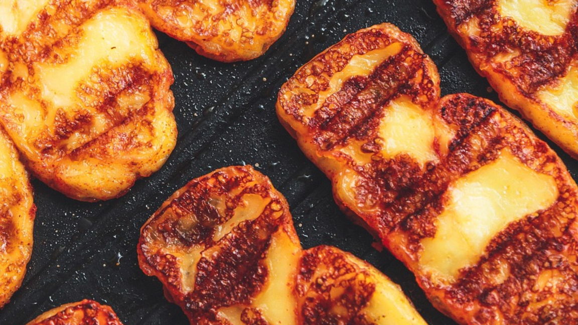 Риск за износа на емблематичното за Кипър сирене халуми заради случаите на шап