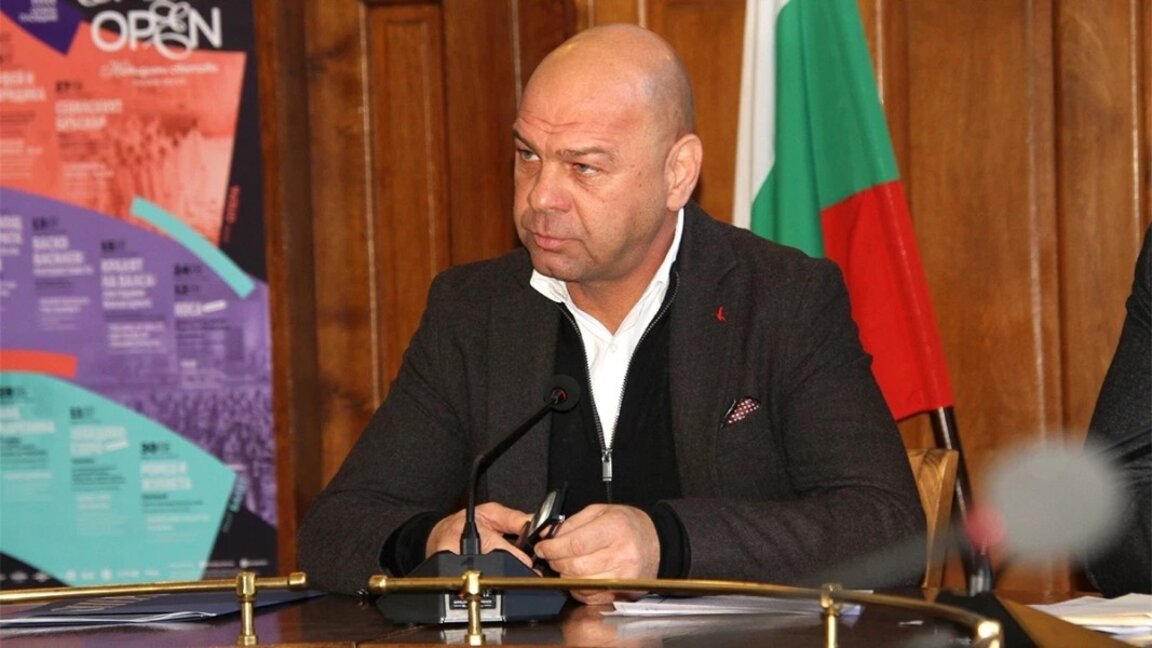 Кметът призова ВиК публично да поеме отговорност за ремонтите в града