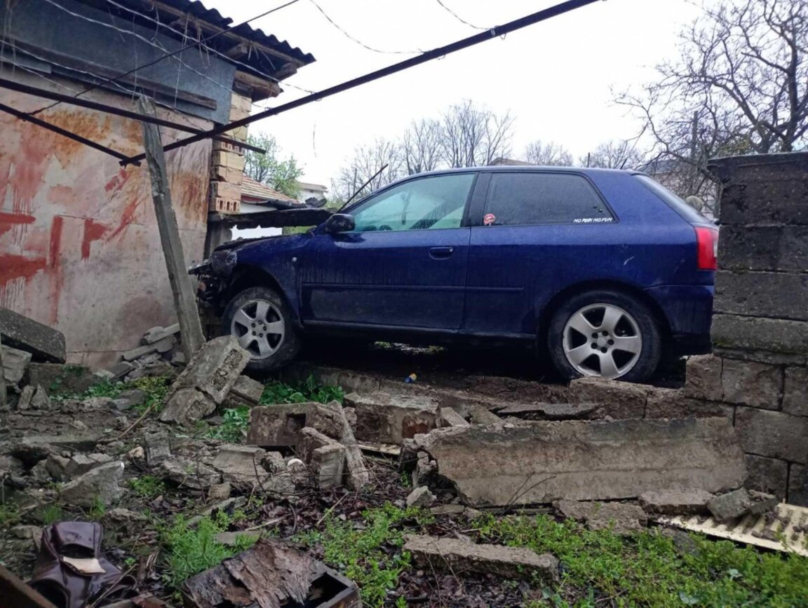 Пиян младеж заби колата си в ограда