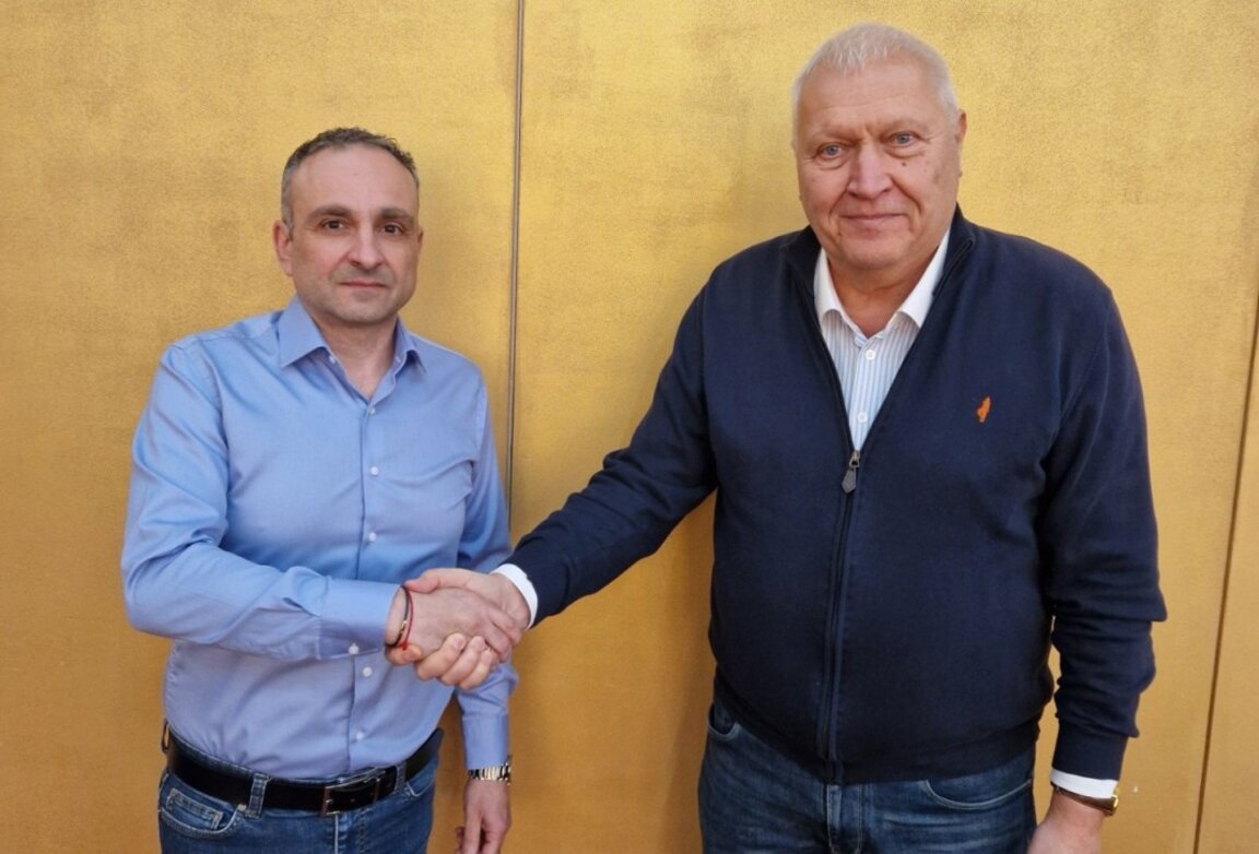 Милен Василев (вляво) и Васил Антонов си стиснаха ръцете.