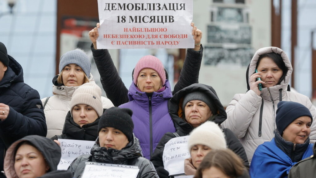 Роднини на мобилизирани украински войници призовават за демобилизация след 18 месеца престой в армията по време на демонстрация в Киев, 28 януари 2024 г.
