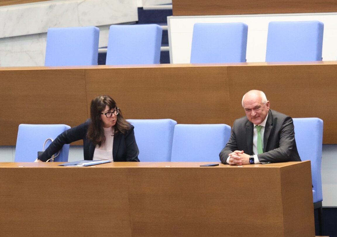 Служебният премиер Димитър Главчев и здравният министър Галя Кондева в пленарната зала на парламента по време на опитите да бъде осигурен кворум - 2 юни 2024 г.