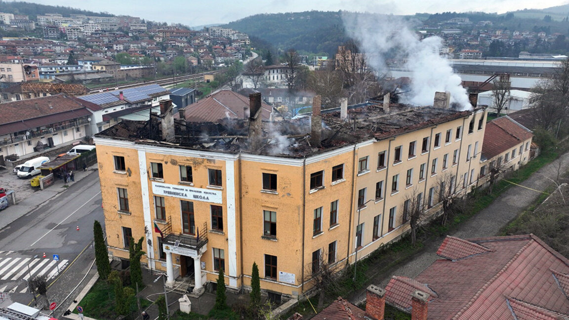 Fire destroys the roof of the historic National High School of Applied Arts in Tryavna